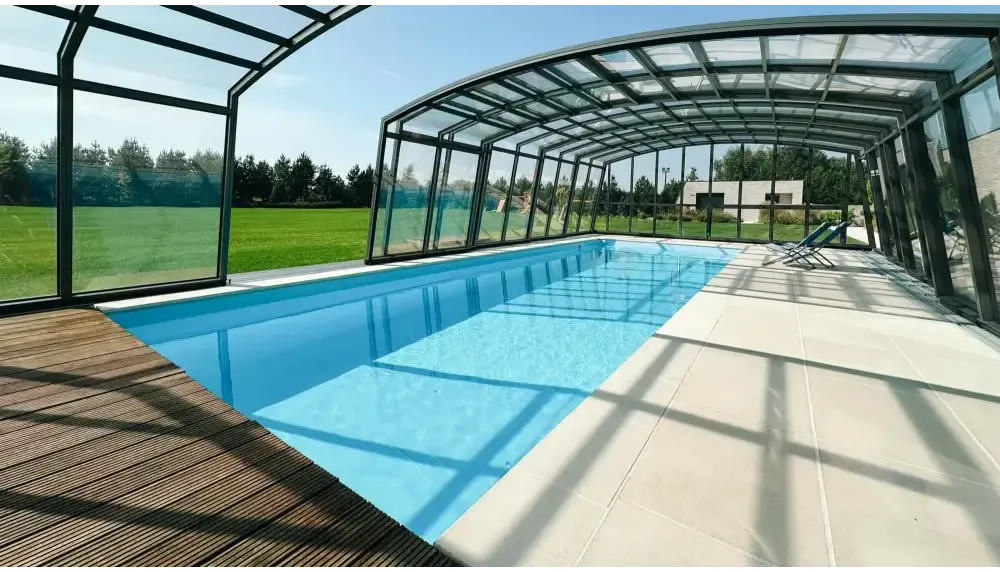 Blå glasfiberpool Bahama med transparent glastak och svart metallram